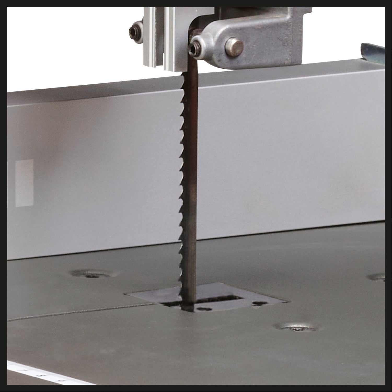 Einhell TC-SB 200 + szalagfűrész, 300 W, szerszám nélküli szalagcsere, párhuzamos ütköző, magasságállítás, robusztus szalagfűrész-vezető, folyamatosan állítható asztal