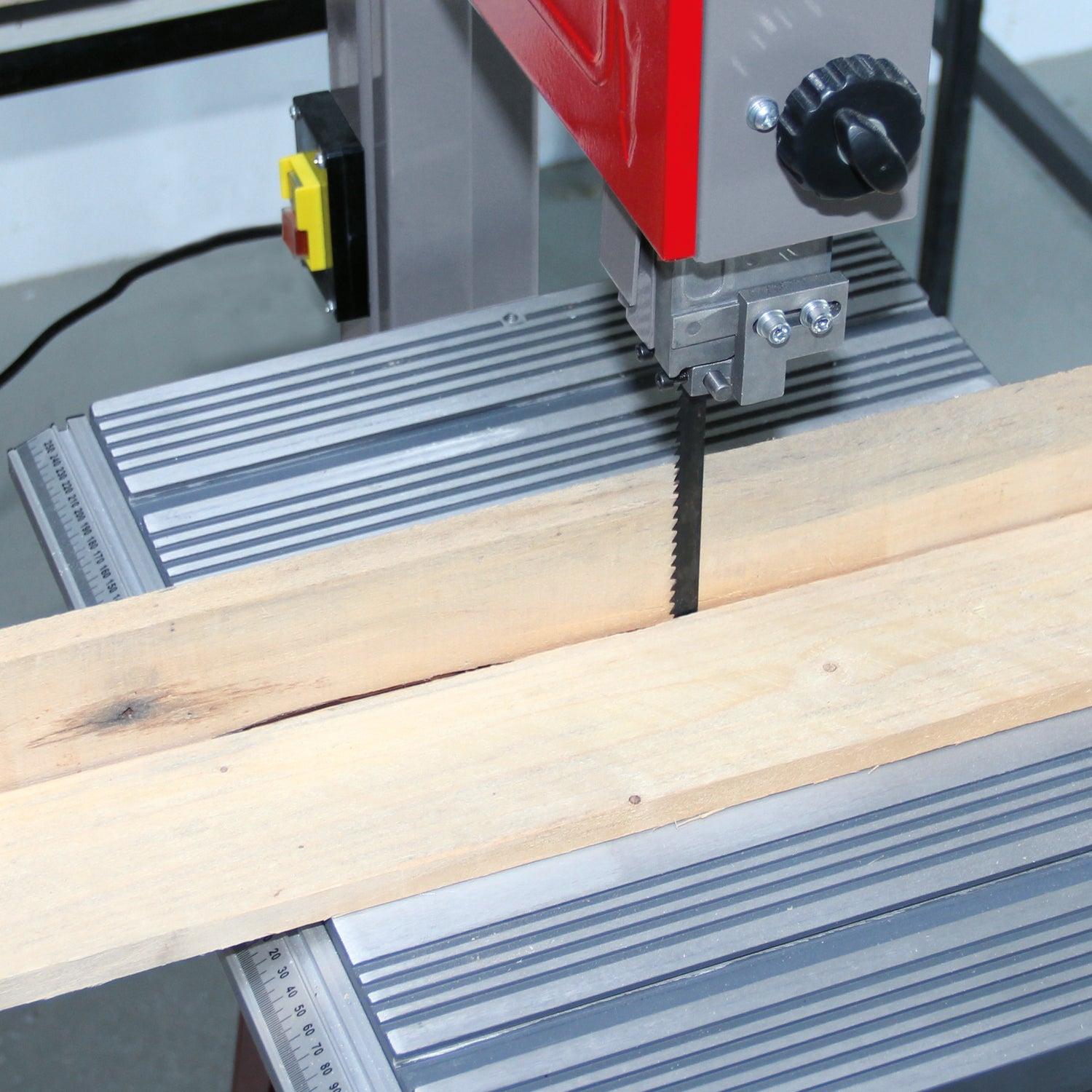 Einhell TC-SB 305 U szalagfűrész, 750W, fűrészlap sebesség 370-800 m/perc, vágási magasság 170mm, dönthető fűrészasztal, párhuzamos és szögütközők, alapkeret