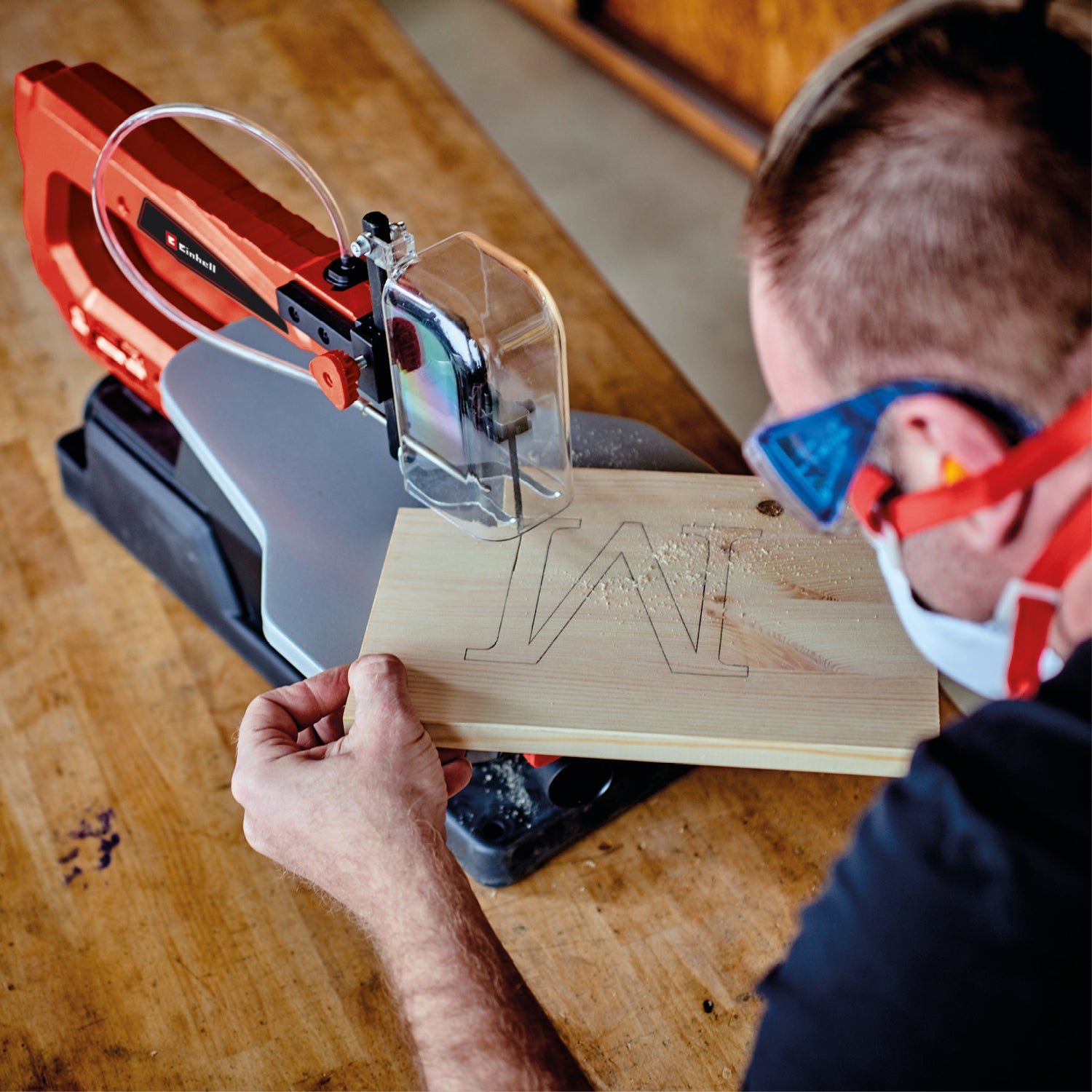 Einhell TC-SS 405 E szúrófűrész, masszív keret, állítható fémasztal, munkadarab-szorító, gyorskioldó eszköz, fűrészlapokkal együtt