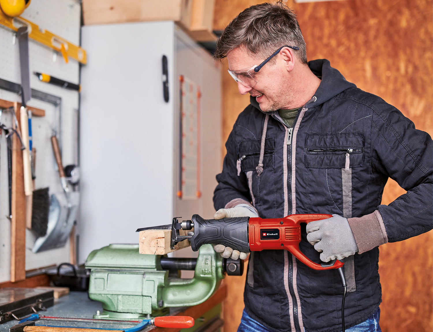 Fierastrau universal tip sabie Einhell TC-AP 690 E, 690 W, inaltime de taiere 20 mm, turatie maxima la ralanti 2.800 rpm, adancime de taiere 115 mm in lemn