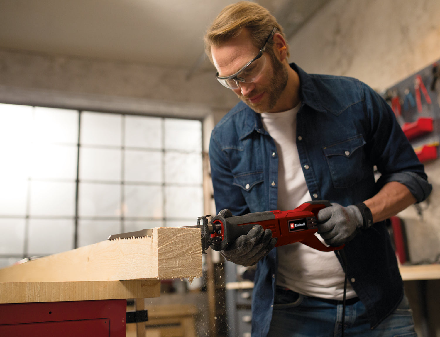 Fierastrau universal tip sabie Einhell TE-AP 750 E, 750 W, control electronic al vitezei de taiere, talpa reglabila fara unelte, schimbare a lamei fara unelte, zona mare de prindere moale, incl. lama de Fierastrau pentru lemn