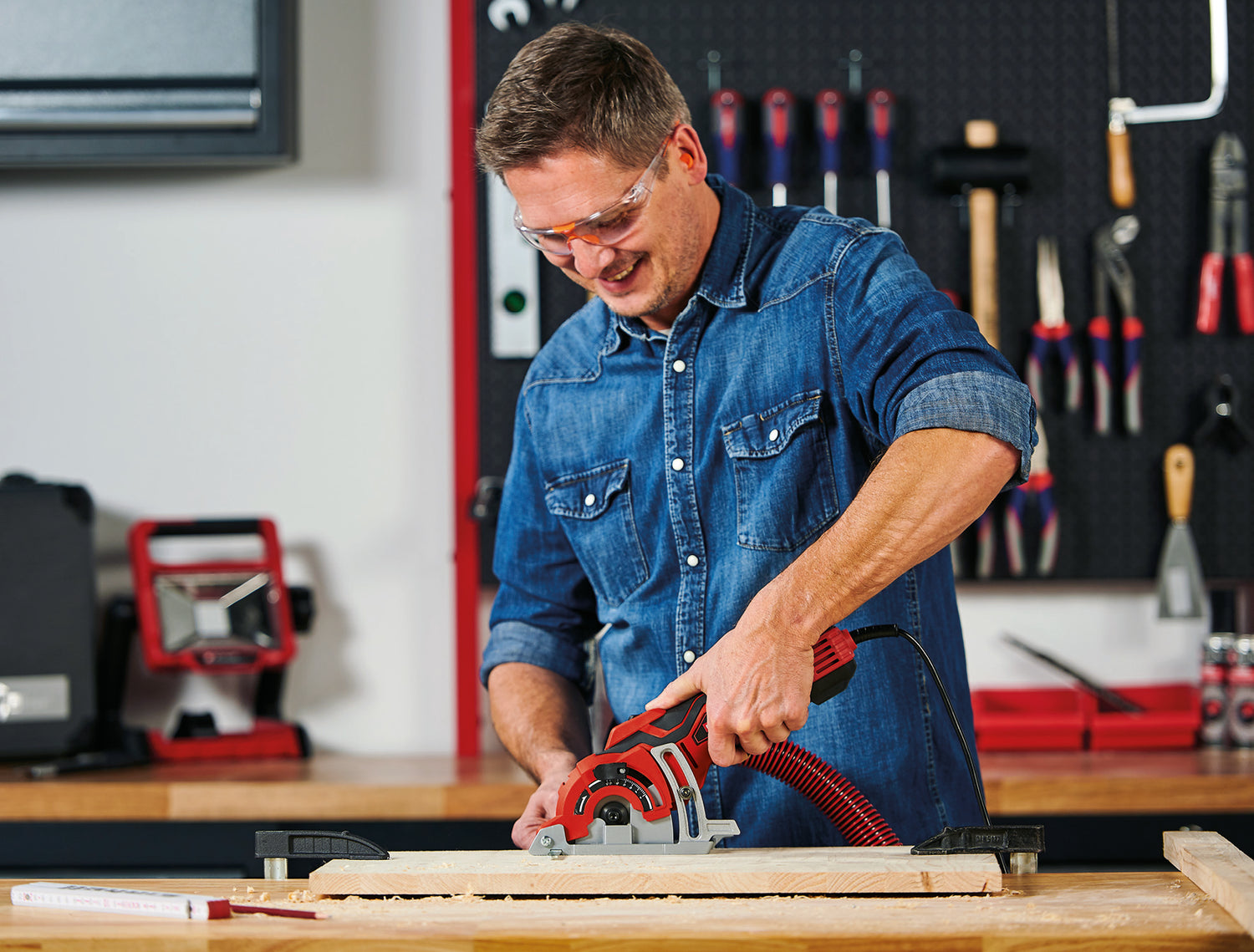 Fierastrau circular manual mini Einhell TC-CS 89, 600 W, reglare usoara fara unelte a adancimii de taiere pana la max. 27 mm, sistem de blocare a axului, lama de Fierastrau TCT, opritor paralel