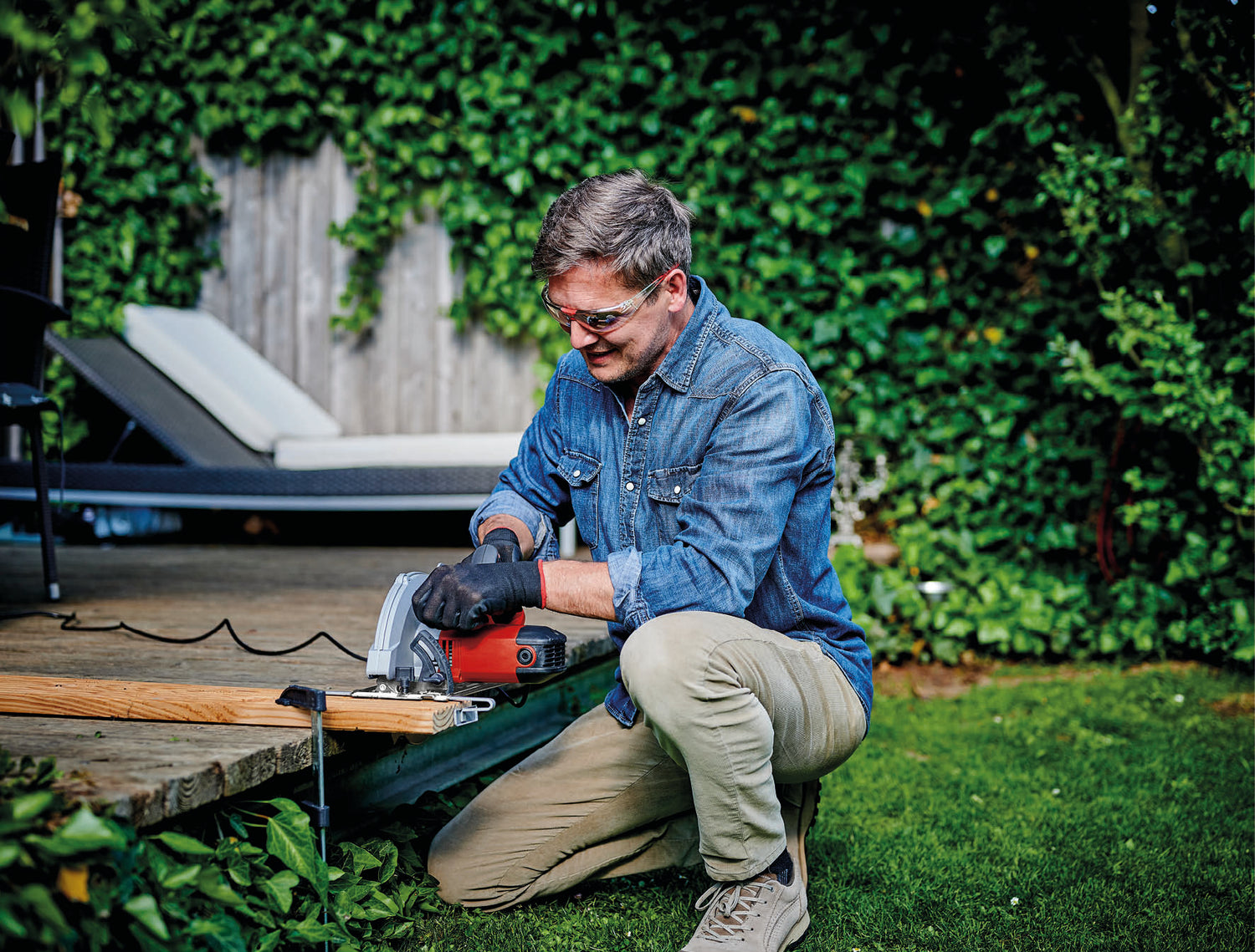 Fierastrau circular manual Einhell TC-CS 1250, 1.250 W, 5.500 rpm, reglare fara unelte a adancimii si unghiului, maner suplimentar, blocare a axului, lama de Fierastrau cu varf de carbura