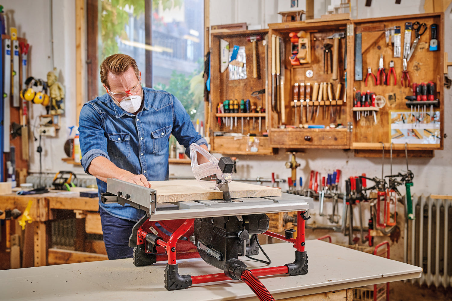 Fierastrau circular de masa Einhell TE-TS 254 T, 2000 W, pornire usoara, masa principala din aluminiu, extensie masa, ghidaj longitudinal, opritor unghiular, comutator de suprasarcina, reglare pana de despicare