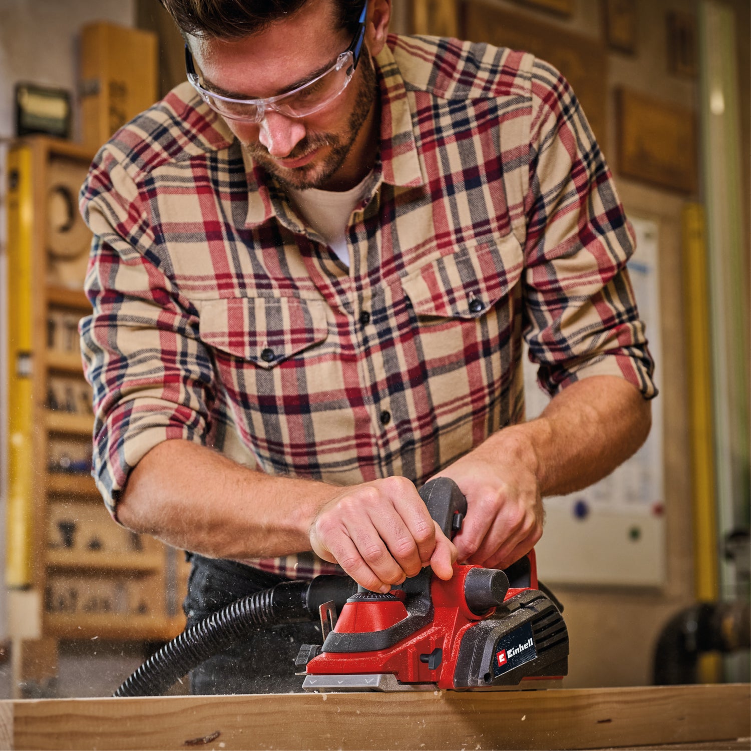 Rindea Einhell TE-PL 920, 920 wati, adancime de taiere de pana la 3,5 mm, ax cu lama mare, sabot de parcare automat, include ghidaj longitudinal, adaptor de aspirare si 2 lame reversibile TCT