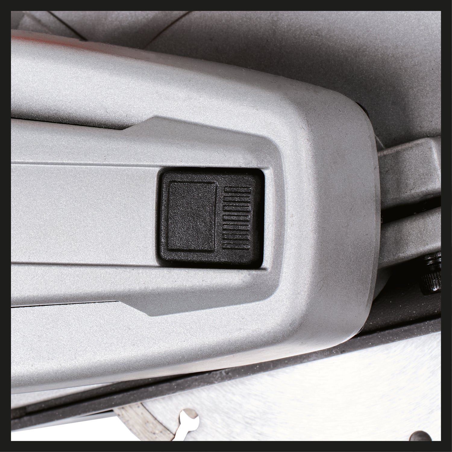 Einhell TE-MA 1700 falcsatorna-vágó, 1700 W, vágási szélesség beállítása akár 38 mm-ig, vágási mélység akár 40 mm-ig, lágyindítás, túlterhelésvédelem, 4 gyémánt vágókoronggal együtt