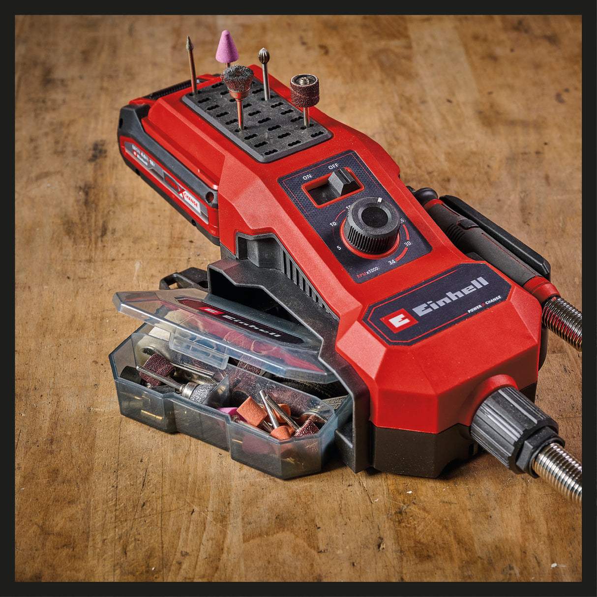 Az Einhell TE-MT 18/34 Li Solo akkus csiszoló/gravírozó a Power X-Change rendszer része (18 V, 92 cm-es szár gravírozó heggyel, sebességszabályozással, 55 darabos tartozékkészlettel, akkumulátor nélkül).