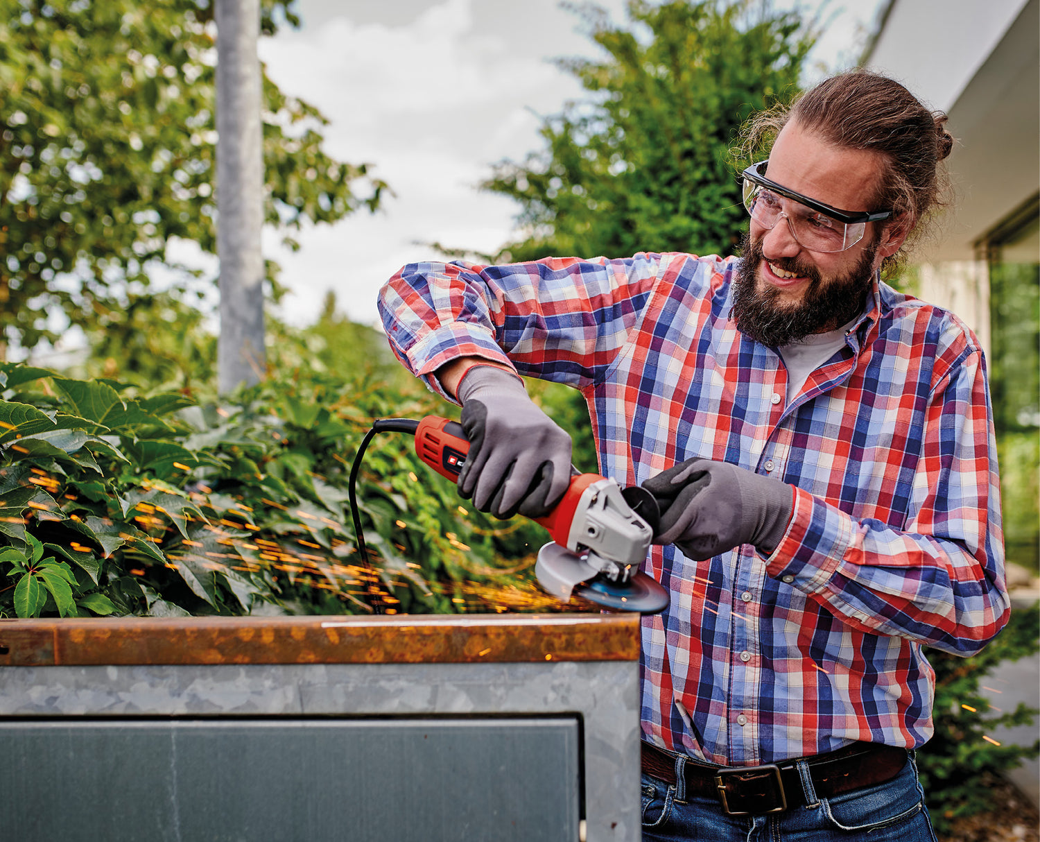 Polizor unghiular Einhell TC-AG 115/750, 750 W, protectie disc, cap angrenaj metalic, protectie la repornire, maner suplimentar asamblabil in 2 pozitii, discuri de taiere Ø 115 mm, livrare fara disc de taiere
