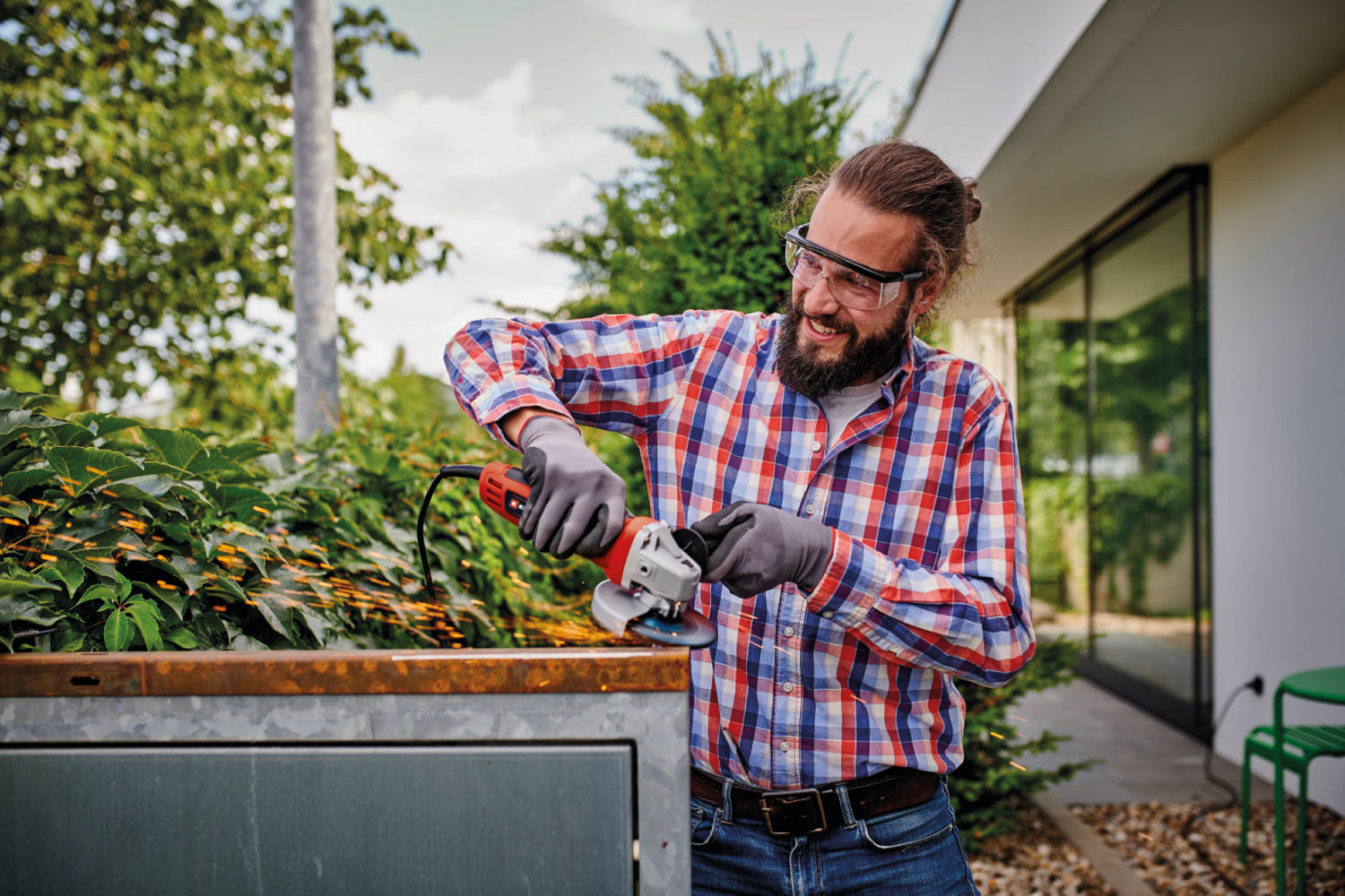 Kit polizor unghiular Einhell TC-AG 125/850, 850 W, 12.000 min-1, adancime maxima de taiere 28 mm, diametru max disc 125 mm, incl. 3 discuri de taiere, 1 disc de slefuit si 1 geanta Einhell