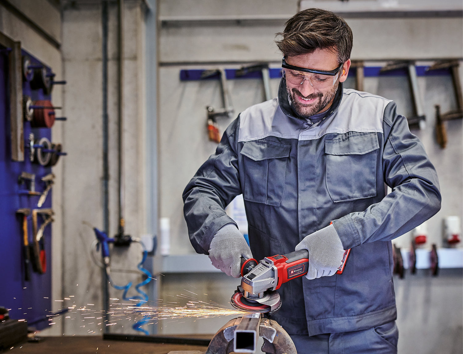 Einhell akkus sarokcsiszoló TE-AG 18/115 Q Li-Solo Power X-Change, 18 V, vágási átmérő 115 mm, vágási mélység 28 mm, Quick Fix anya, vágókorong és akkumulátor nélkül