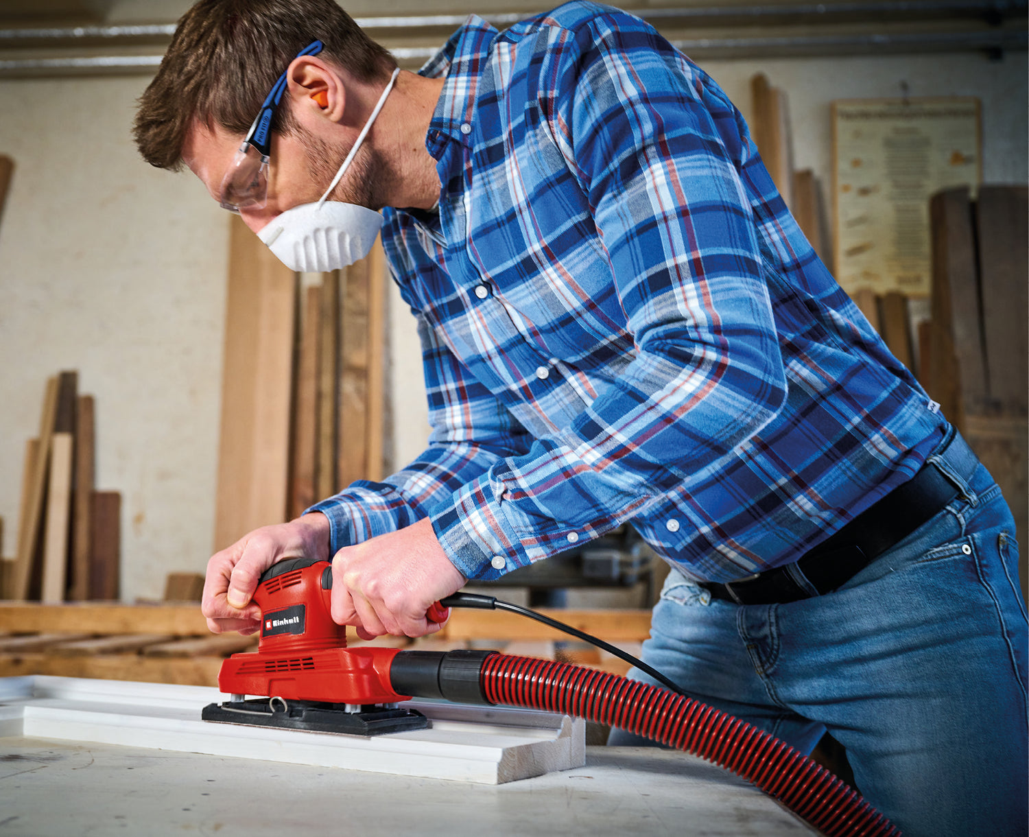 Slefuitor orbital Einhell TC-OS 1520, 150W, rata de vibratii de 23.000 rpm, dispozitiv de prindere si fixare cu arici, adaptor de extractie a prafului, incl. 3 buc. hartie abraziva