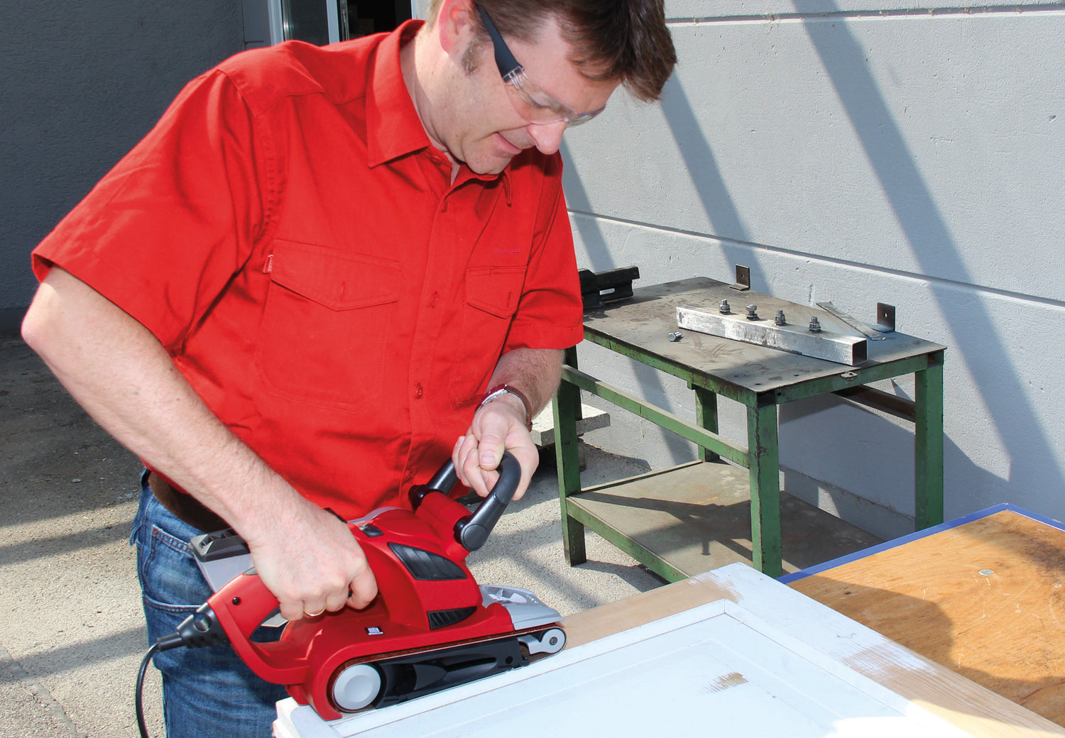 Slefuitor cu banda Einhell TE-BS 8540 E (850 W, suprafata de slefuit 75x140 mm, schimbare banda de slefuit fara unelte, maner suplimentar, softgrip, incl. 1x banda de slefuit P80