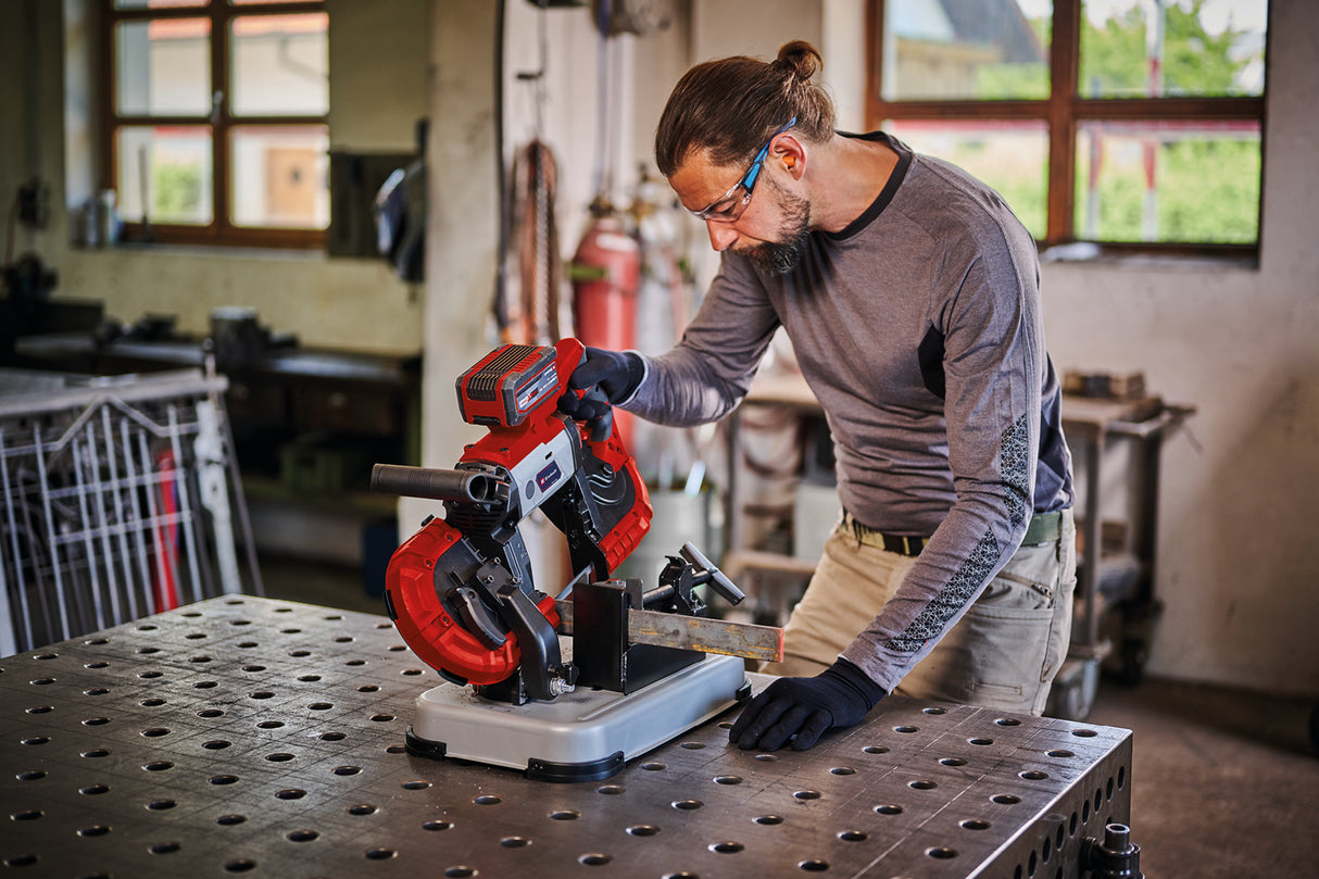 Einhell TE-MB 18/127 U Li-Solo Power X-Change akkus szalagfűrész, 18V, vágási magasság 115 mm, vágási szélesség 127 mm, talp, LED világítás, 2x fűrészszalaggal, akkumulátor nélkül