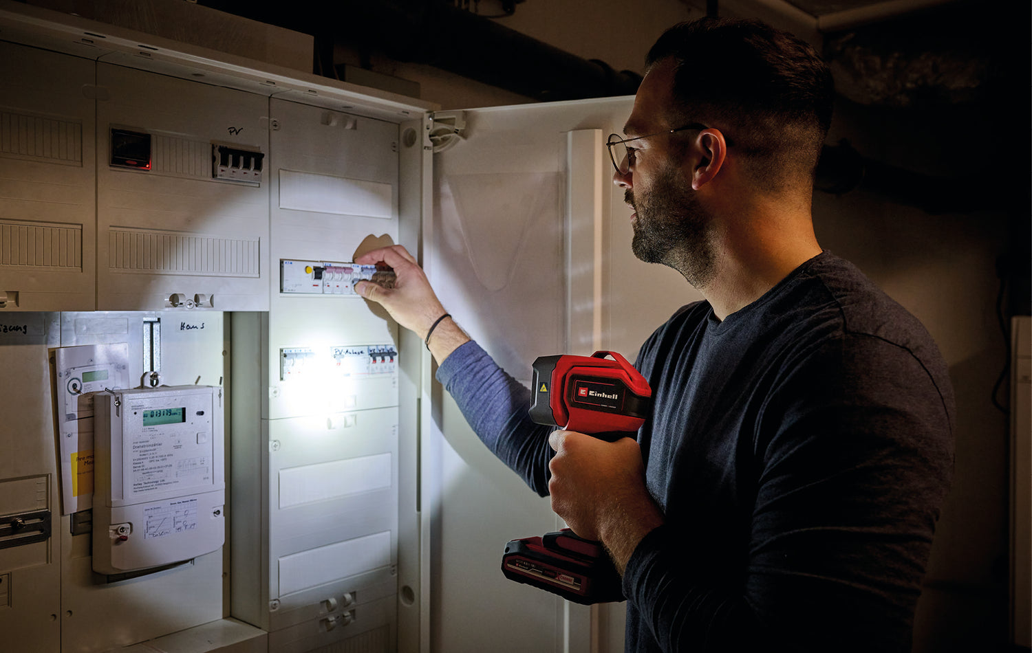 Lampa de lucru pe acumulator Einhell TC-CL 18/350 Li-Solo Power X-Change (18 V, 350 lm, 7000 K, raza de iluminare de 30 m, cap de lumina pivotant, lumina LED de inalta calitate, fara acumulator