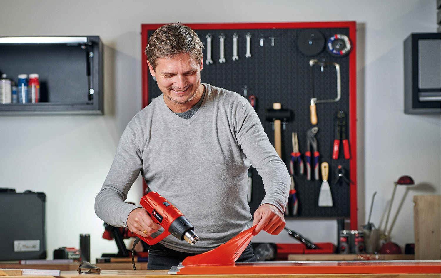 Pistol de aer cald Einhell TC-HA 2000/1, 2.000 W, 2 niveluri de temperatura 350°C/550°C, 2 niveluri de performanta, protectie la supraincalzire, 2 accesorii incluse