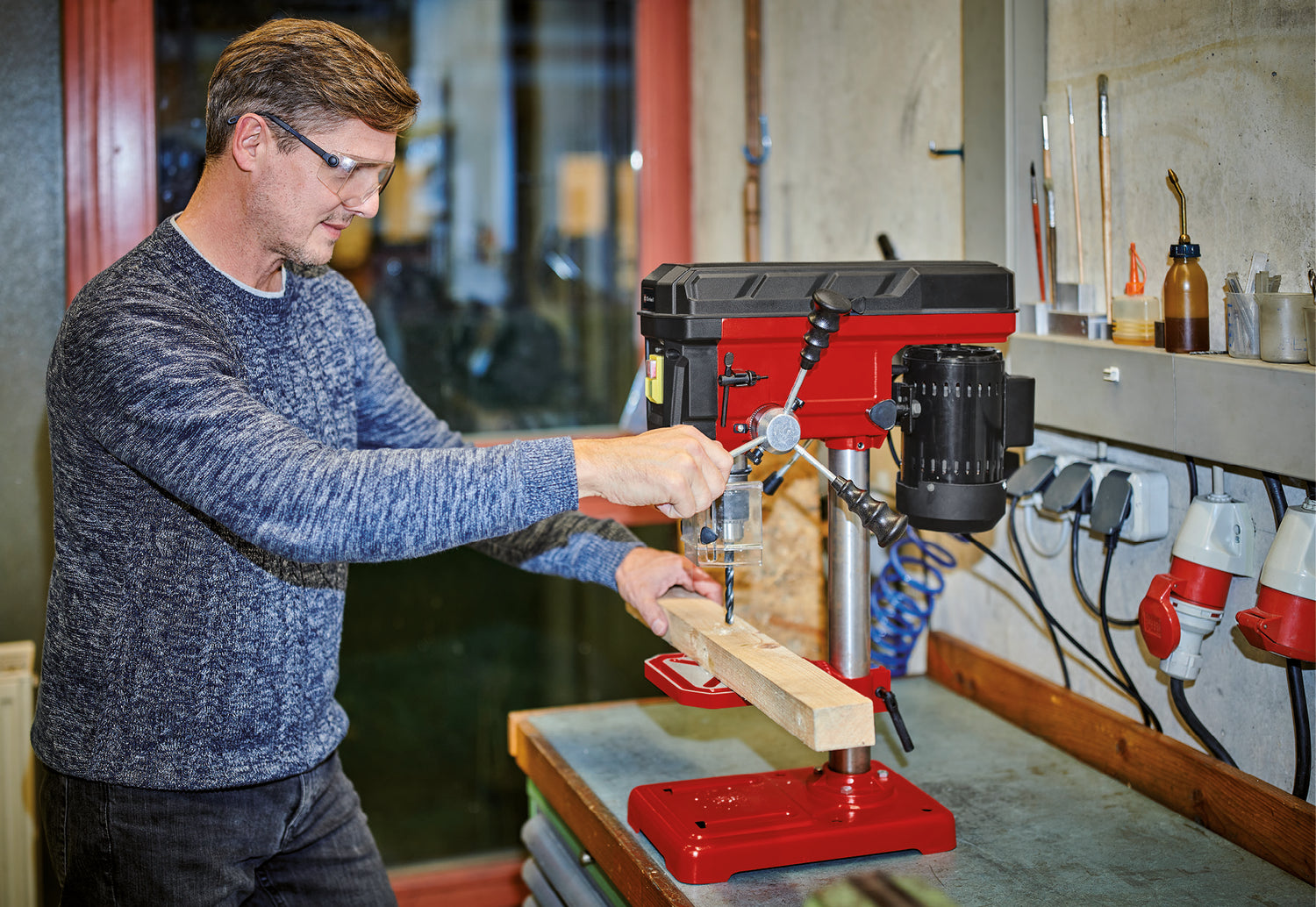 Einhell TC-BD 500 fúrógép, 500 W, akár 2410 fordulat/perc, 9 sebességfokozat, maximális fúrási mélység 50 mm, állítható mélységütköző, dönthető/forgatható és magasságban állítható fúróasztal