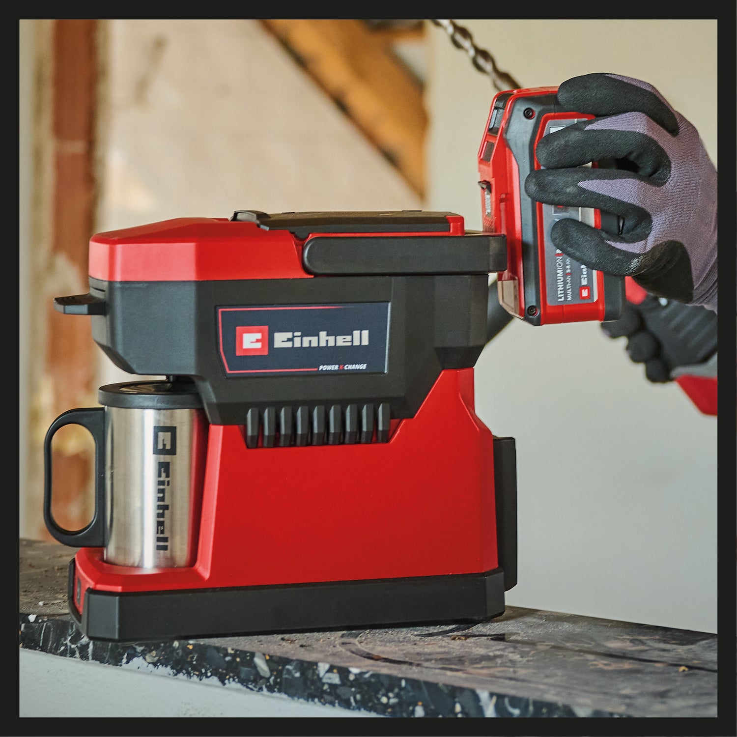 Einhell TE-CF 18 Li-Solo Power X-Change akkus kávéfőző (18 V, 240 ml-es víztartály, filteres kávéhoz és kávépárnákhoz, hordozófogantyú, fedeles pohárral együtt, akkumulátor nélkül).