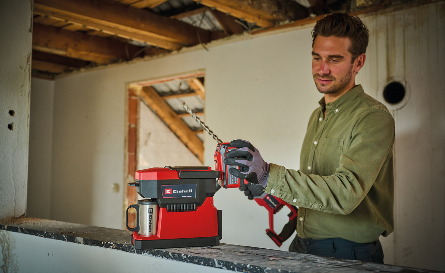 Einhell TE-CF 18 Li-Solo Power X-Change akkus kávéfőző (18 V, 240 ml-es víztartály, filteres kávéhoz és kávépárnákhoz, hordozófogantyú, fedeles pohárral együtt, akkumulátor nélkül).