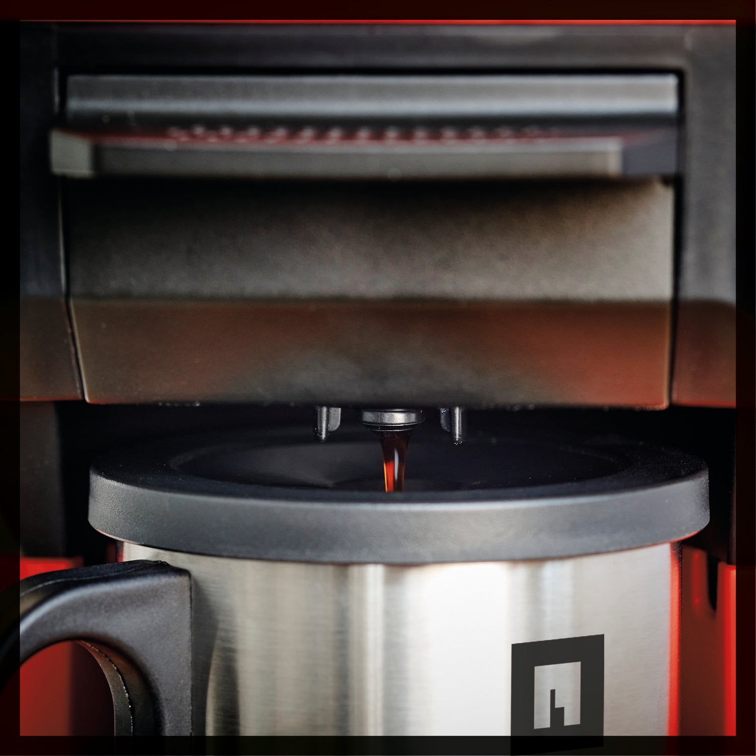 Einhell TE-CF 18 Li-Solo Power X-Change akkus kávéfőző (18 V, 240 ml-es víztartály, filteres kávéhoz és kávépárnákhoz, hordozófogantyú, fedeles pohárral együtt, akkumulátor nélkül).