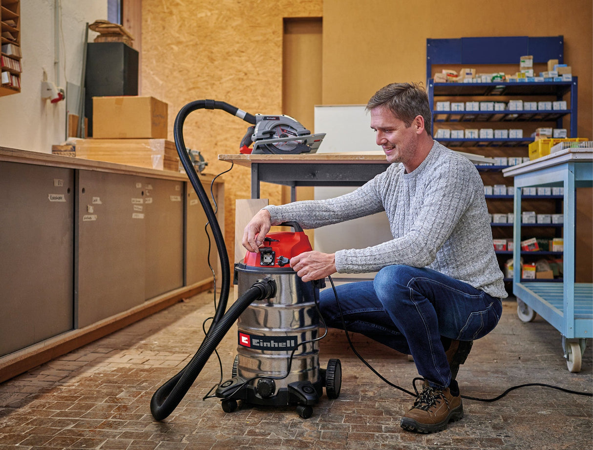 Aspirator umed - uscat Einhell TC - VC 3055 SA - cablu 3 m, maner transport, 900 W, 2000 W BricoMart - scule electrice si unelte profesionale - BricoMart