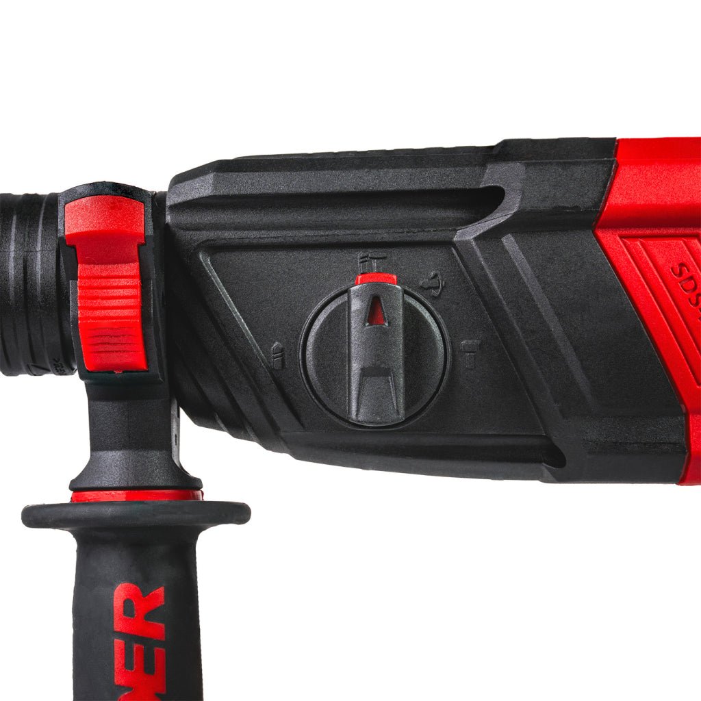 RAIDER Ciocan rotopercutor 800W 26mm 2.8J 4 funct. valiza RD - HD62 Energie de impact: 2.8 J – oferă puterea necesară pentru a găuri cu ușurință în beton Sistem SDS - plus – permite schimbar Raider - scule electrice si unelte profesionale - BricoMart