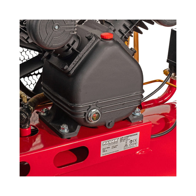RAIDER Compresor aer pe curea 100l 1.5kW 170l/min 2pistoane RD - AC17 Design clasic si elegant. Consum redus de energie. Prevazut cu roti si maner pentru transport rapid si usor. Include man Raider - scule electrice si unelte profesionale - BricoMart