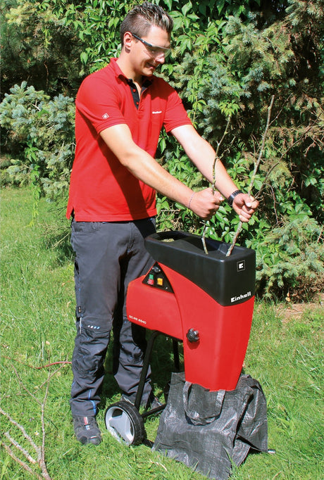 Tocator electric de crengi si resturi vegetale silentios Einhell GC - RS 2540, rola de taiere, comutator de directie, deschidere mare a buncarului, sasiu robust, inclusiv sac pentru deseuri de gradina Einhell - scule electrice si unelte profesionale - BricoMart