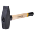 TOP MASTER PRO Ciocan lacatus cu maner lemn 1000g intariti TMP Material: otel calit pentru scule Protectie metalica la baza manerului pentru rezistenta sporita Maner din lemn de frasi Top Master Pro - scule electrice si unelte profesionale - BricoMart
