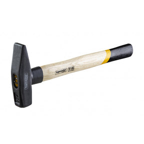 TOP MASTER PRO Ciocan lacatus cu maner lemn 500g TMP Capul ciocanului este fabricat din oțel C45 călit prin inducție Mâner ergonomic din lemn Marginile rotunjite Standard de Top Master Pro - scule electrice si unelte profesionale - BricoMart