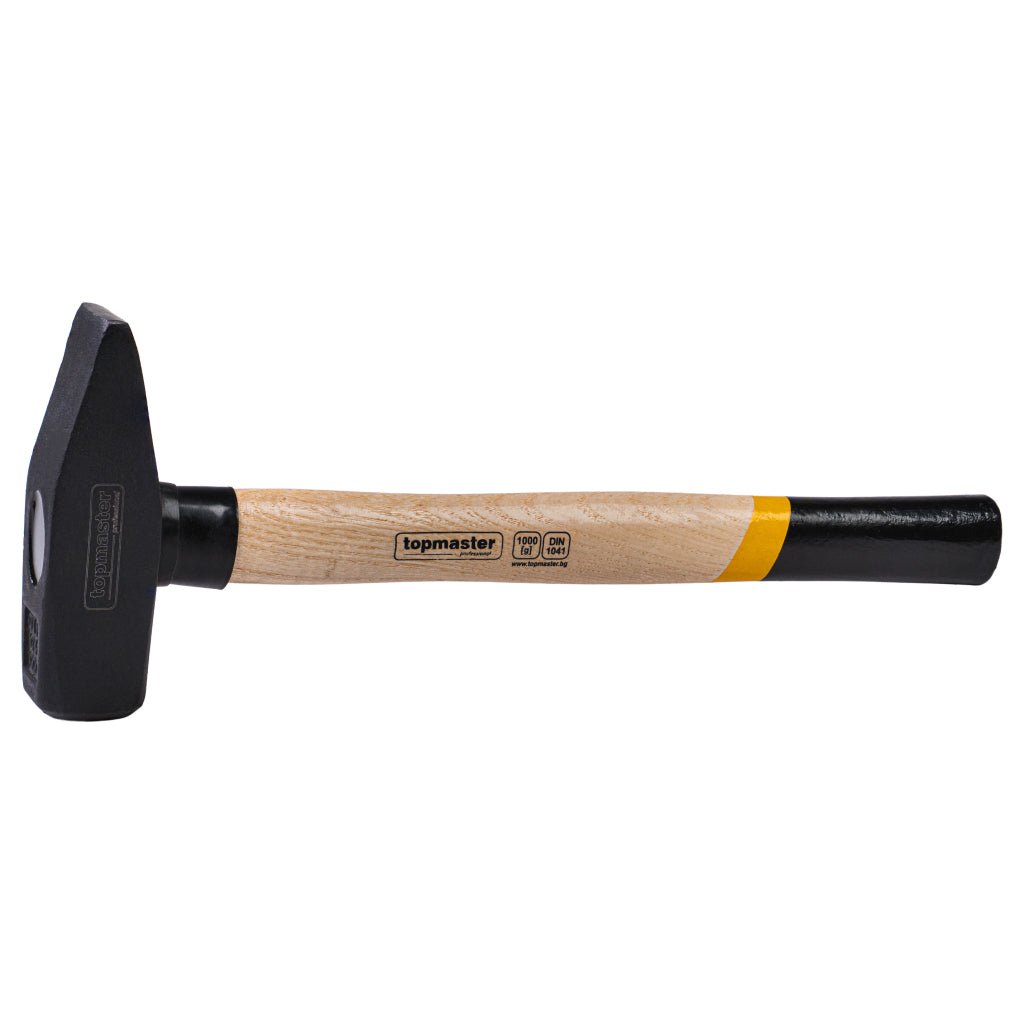 TOP MASTER PRO Ciocan lacatus cu maner lemn 800g intariti TMP Material: otel calit pentru scule Protectie metalica la baza manerului pentru rezistenta sporita Maner din lemn de frasi Top Master Pro - scule electrice si unelte profesionale - BricoMart